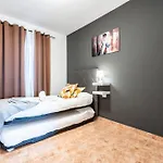 מלון דירות Menores Sea View 3*